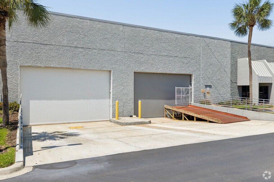 More Photos Of 9410 Parker Ave, Jacksonville Warehouse For Lease