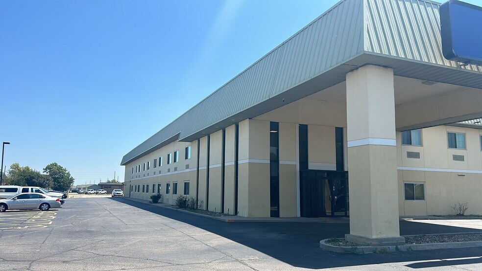 More Photos Of 11 Des Moines Ave, South Hutchinson Hotel For Sale