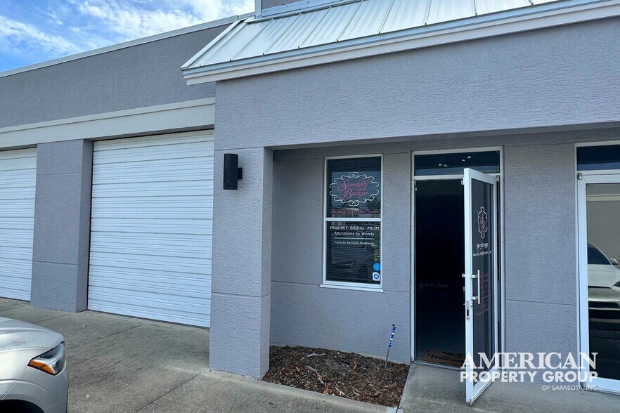 More Photos Of 7361 International Pl, Sarasota Showroom For Lease