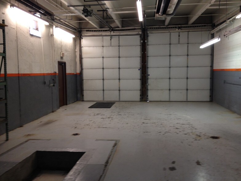 More Photos Of 2200 N Rand Rd, Palatine Freestanding For Sale