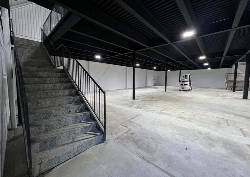 More Photos Of 14050 Oakland St, Highland Park Manufacturing For Sale