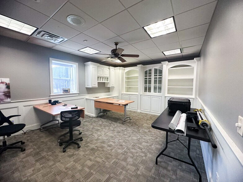 More Photos Of 8110 W Ford Springs Rd, Bentonville Flex For Lease