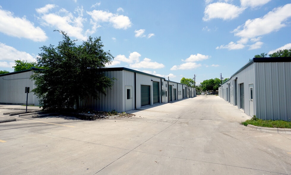 Primary Photo Of 1706 Dungan Ln, Austin Warehouse For Lease