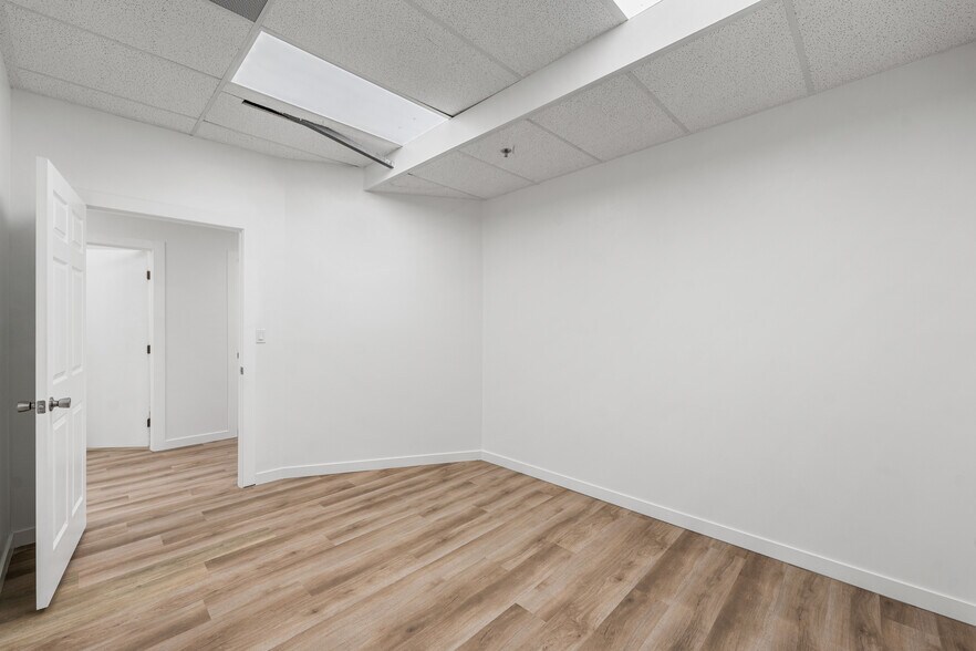 More Photos Of 514 Commerce Ave, Palmdale Medical For Sale