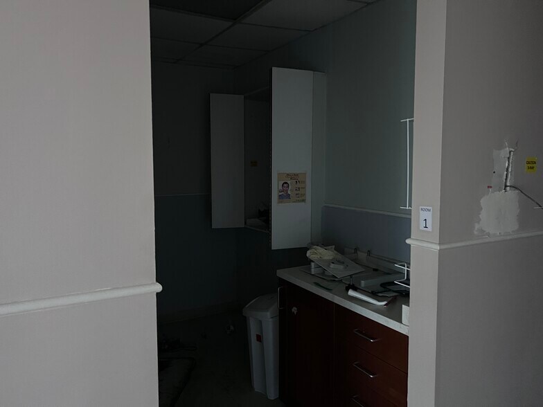 More Photos Of 12450 Burbank Blvd, North Hollywood Unknown For Lease