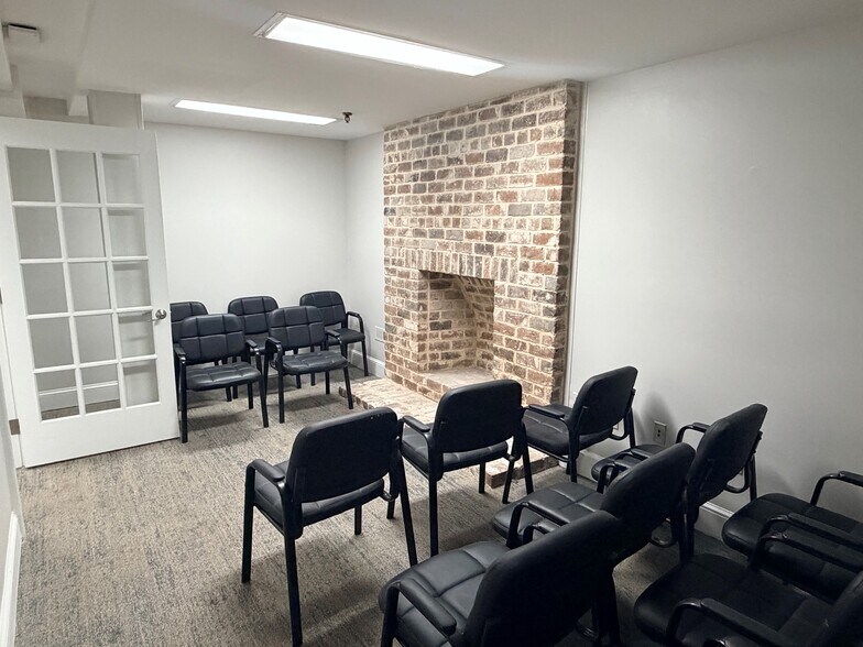 More Photos Of 21 Barnard St, Savannah Office For Lease