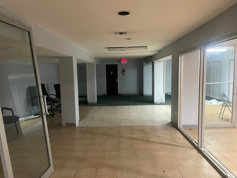 More Photos Of 817 Westchester Ave, Bronx Convenience Store For Lease