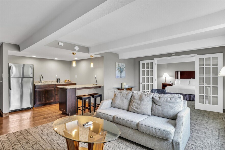 More Photos Of 1907 N Cunningham Ave, Urbana Hotel For Sale