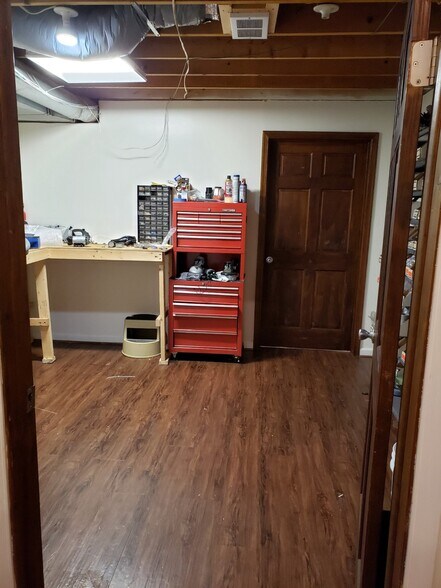 More Photos Of 4926-4950 Eisenhower Ave, Alexandria Light Distribution For Lease