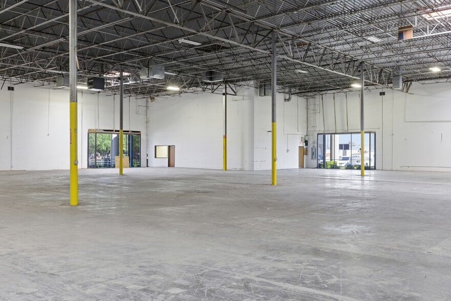 More Photos Of 13755-13775 Benchmark Dr, Farmers Branch Warehouse For Lease