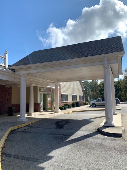 More Photos Of 4224 Fairbanks Dr, Oakwood Assisted Living For Lease