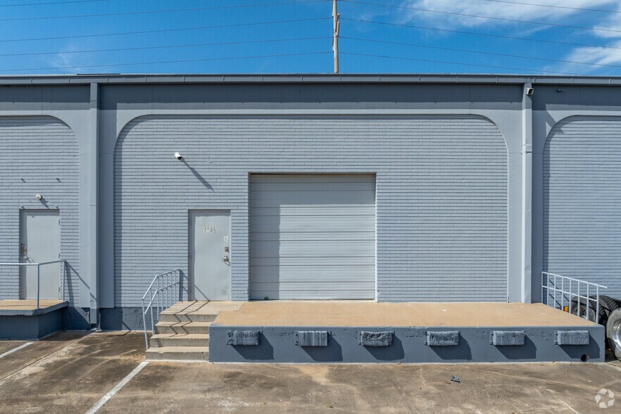More Photos Of 7240-7248 Wynnwood Ln, Houston Light Manufacturing For Lease