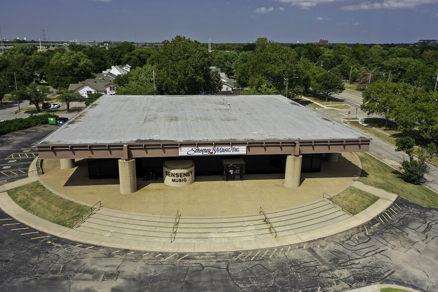 More Photos Of 2300 E Lincoln St, Wichita Freestanding For Lease
