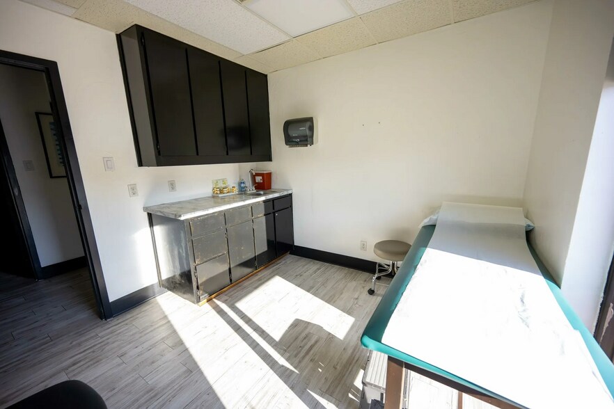 More Photos Of 517 N Carrier Pky, Grand Prairie Medical For Lease