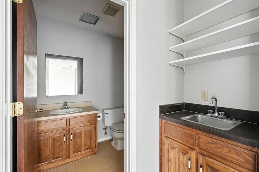 More Photos Of 2218 Michigan Ave, Arlington Unknown For Lease