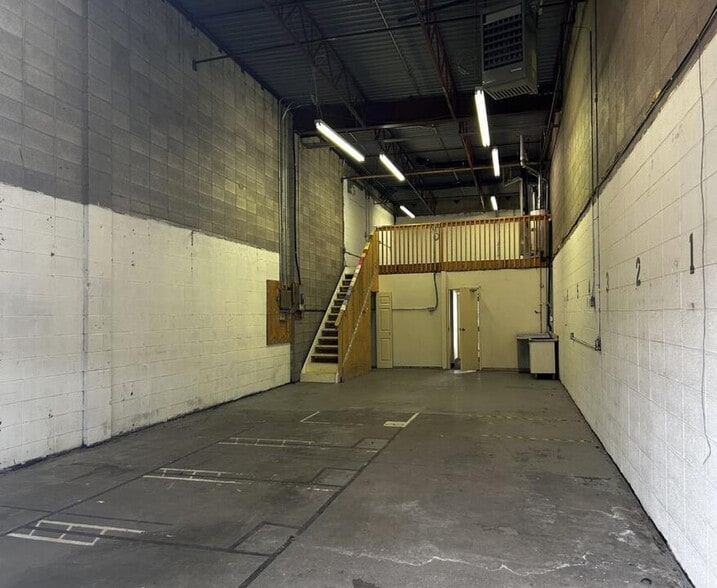 More Photos Of 2928 18th St NE, Calgary Warehouse For Lease