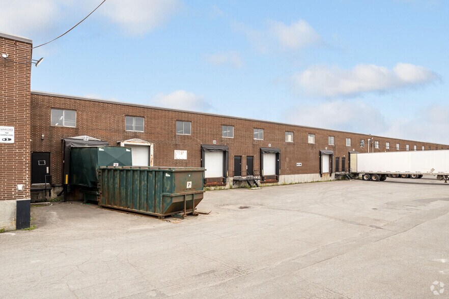 More Photos Of 825 Rue Tecumseh, Dollard-des-Ormeaux Warehouse For Lease