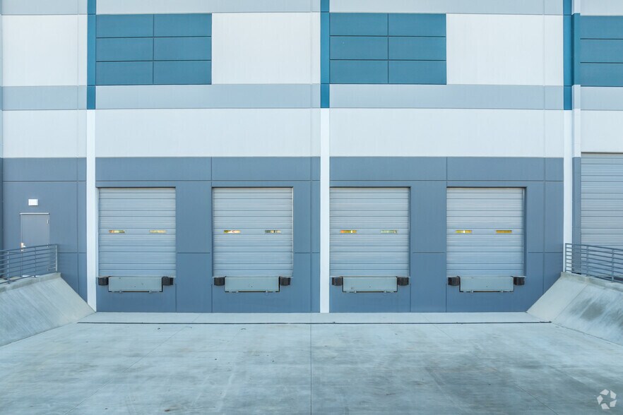 More Photos Of 3808 Faraday Ave, Davis Distribution For Lease