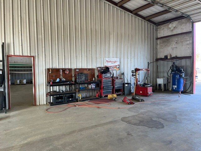 More Photos Of 17650 Texas 19, Montalba Auto Repair For Sale