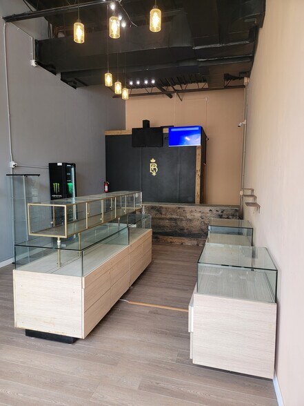 More Photos Of 811 Dundas St W, Toronto Storefront For Lease