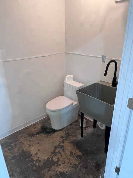 More Photos Of 3942 Arnold Ave, Naples Unknown For Lease
