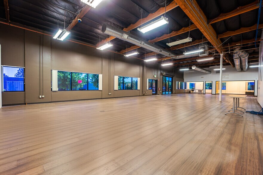 More Photos Of 6675 Mesa Ridge Rd, San Diego Office For Lease