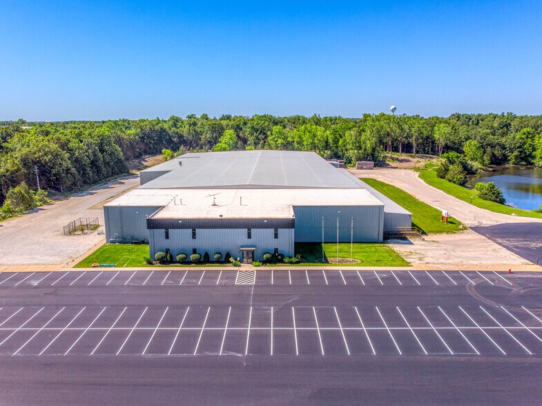 More Photos Of 1402 E Veterans Memorial Pky, Warrenton Manufacturing For Sale