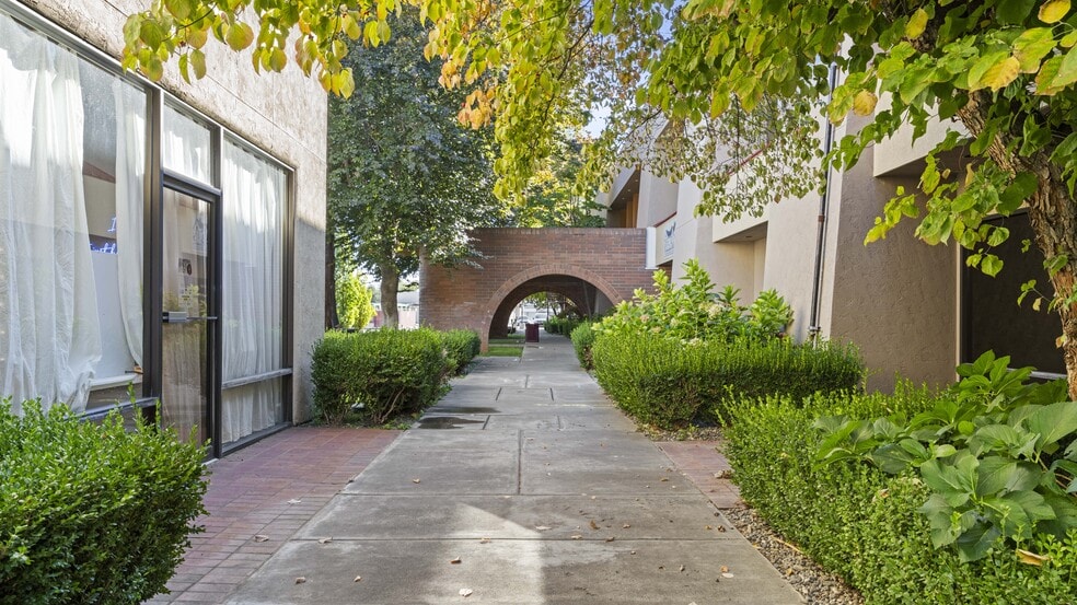 More Photos Of 3311 W Clearwater Ave, Kennewick Office For Sale