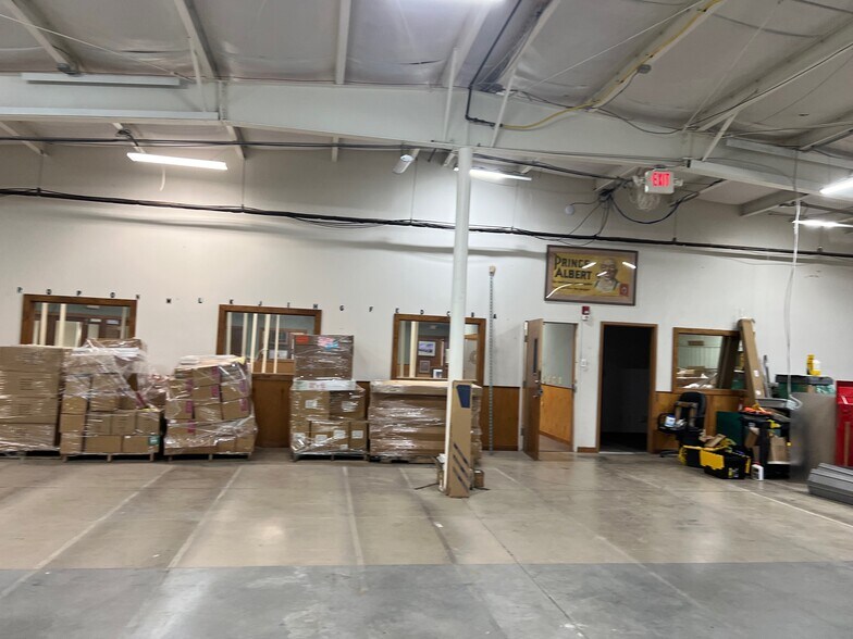 More Photos Of 374 Industrial Park Dr, Boone Showroom For Lease