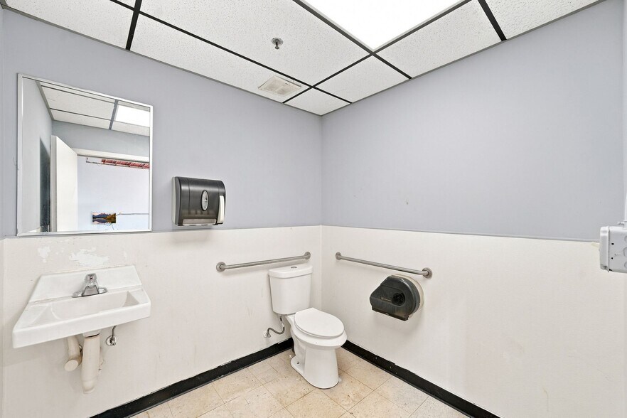 More Photos Of 5811 Lyons Ave, Houston Freestanding For Lease