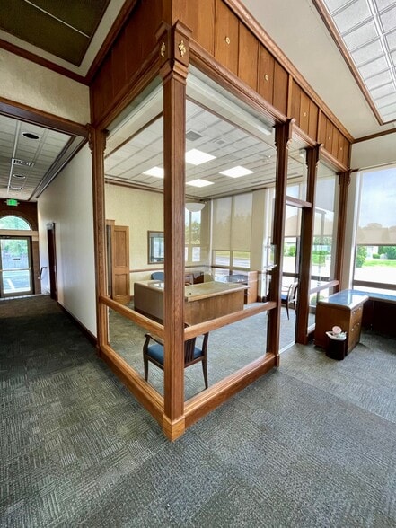 More Photos Of 5610 Coventry Ln, Fort Wayne Bank For Sale