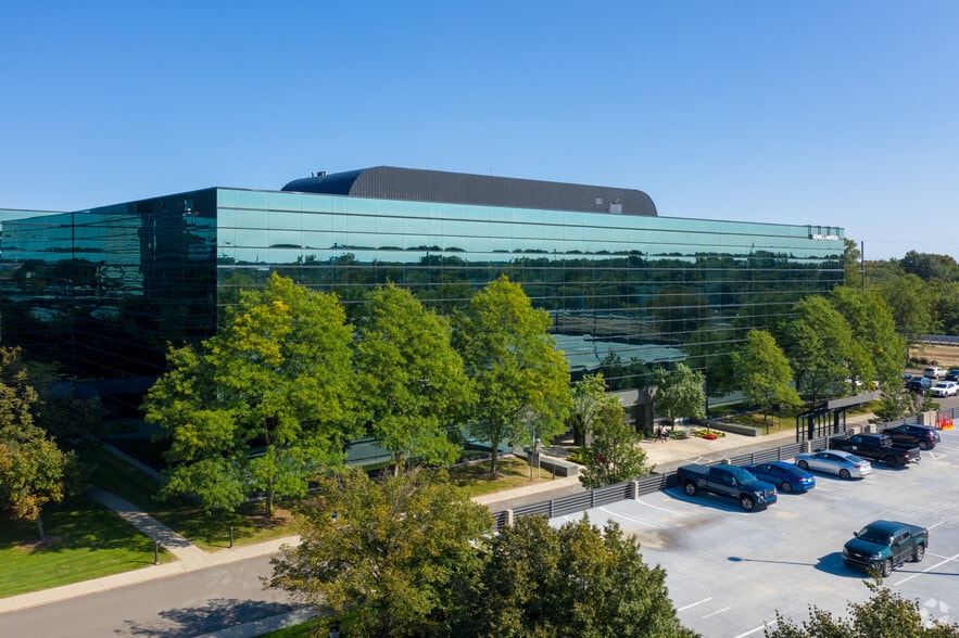 More Photos Of 340 E Big Beaver Rd, Troy Office For Lease