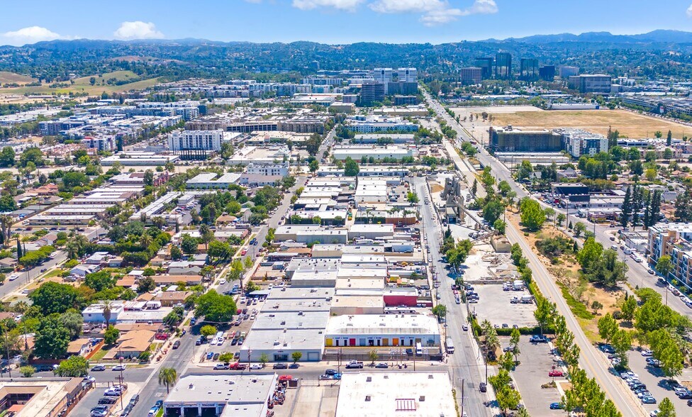 More Photos Of 7050 Deering Ave, Canoga Park Warehouse For Lease