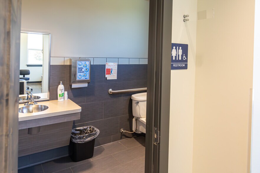 More Photos Of 200 W Railroad Ave, Plains Medical For Sale