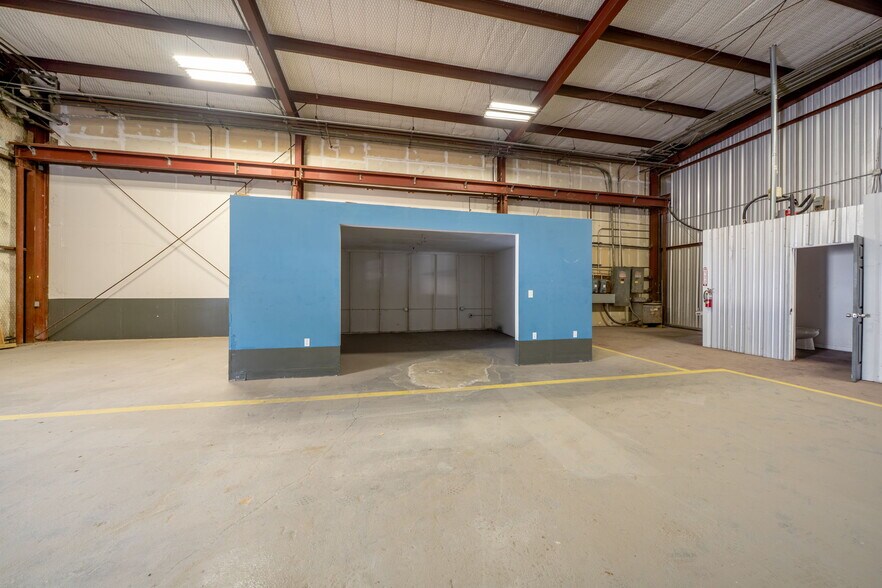 More Photos Of 2833 Roosevelt Ave, San Antonio Warehouse For Lease
