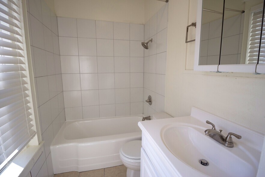 More Photos Of 1017 W 39th St, Kansas City Apartments For Sale