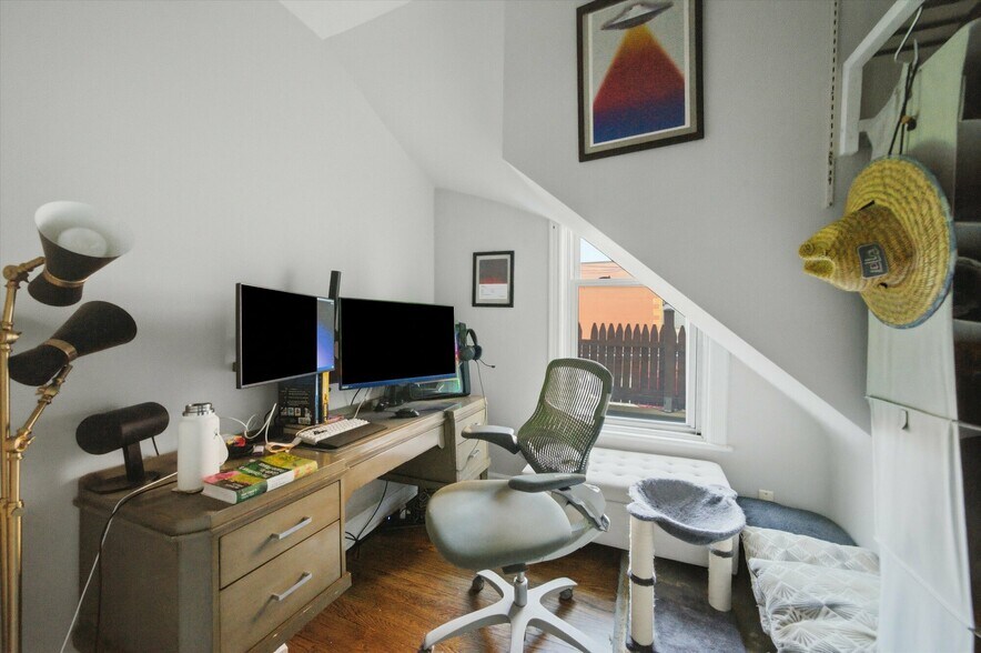 More Photos Of 905 W Fletcher St, Chicago Apartments For Sale
