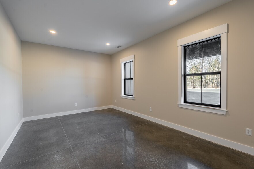 More Photos Of 128 Greenview Dr, Rollinsford Office For Lease