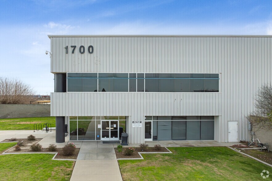 More Photos Of 1700 Schuster Rd, Delano Distribution For Lease