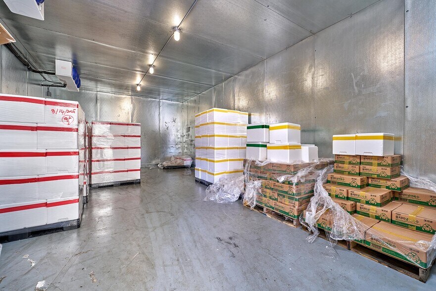 More Photos Of 3031 W Olympic Blvd, Los Angeles Freestanding For Sale