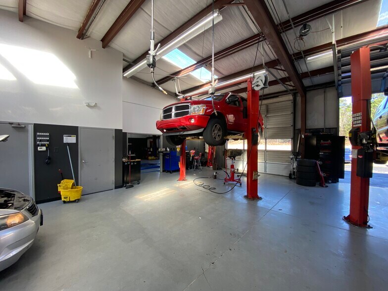 More Photos Of 686 Grayson Hwy, Lawrenceville Auto Repair For Lease