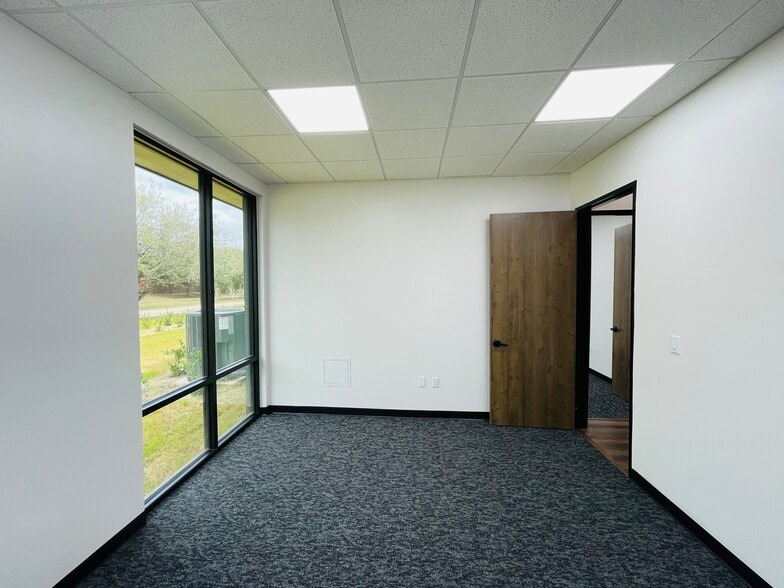 More Photos Of 7102 Tarrington Ave, Sugar Land Medical For Sale