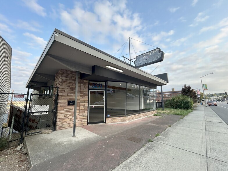 More Photos Of 3211 Broadway, Everett Warehouse For Lease