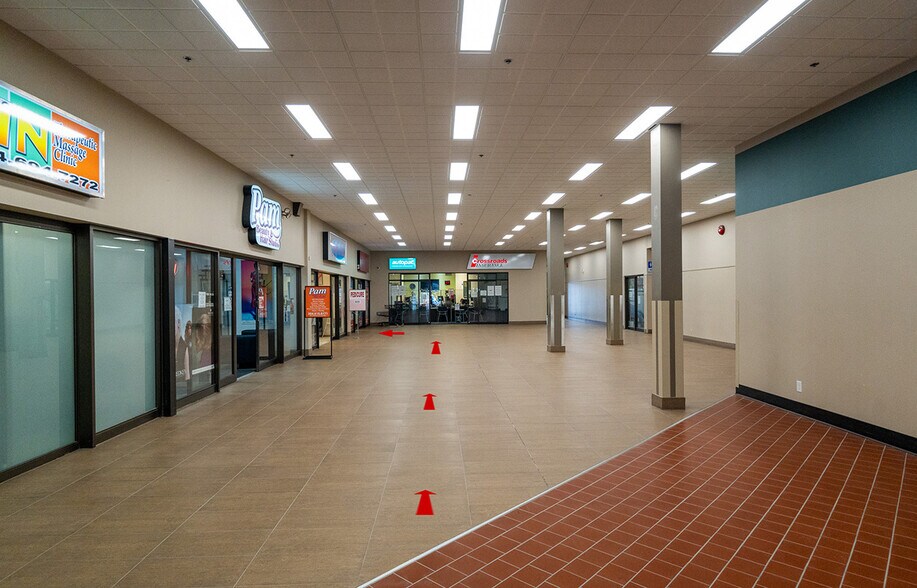 More Photos Of 850 Keewatin St, Winnipeg General Retail For Lease