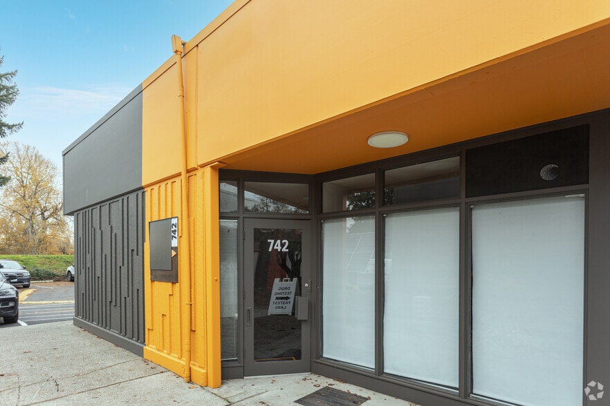 More Photos Of 679-699 Strander Blvd, Tukwila Unknown For Lease