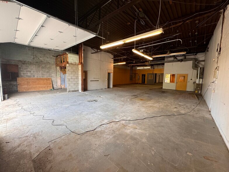 More Photos Of 19 Silver St, Rochester Distribution For Sale