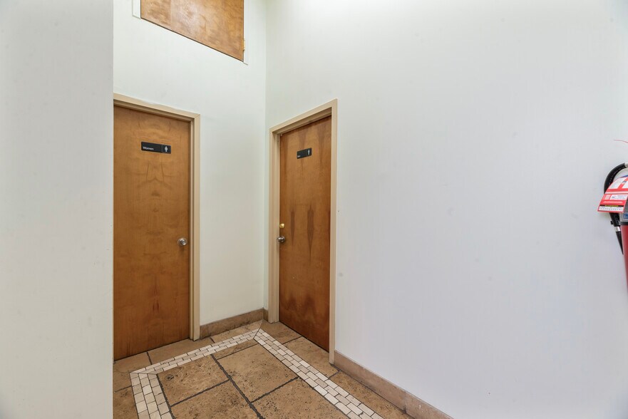 More Photos Of 12419 Metropolitan Ave, Kew Gardens General Retail For Lease