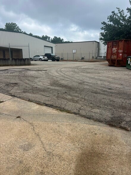 More Photos Of 2012 Last St, Statham Warehouse For Sale