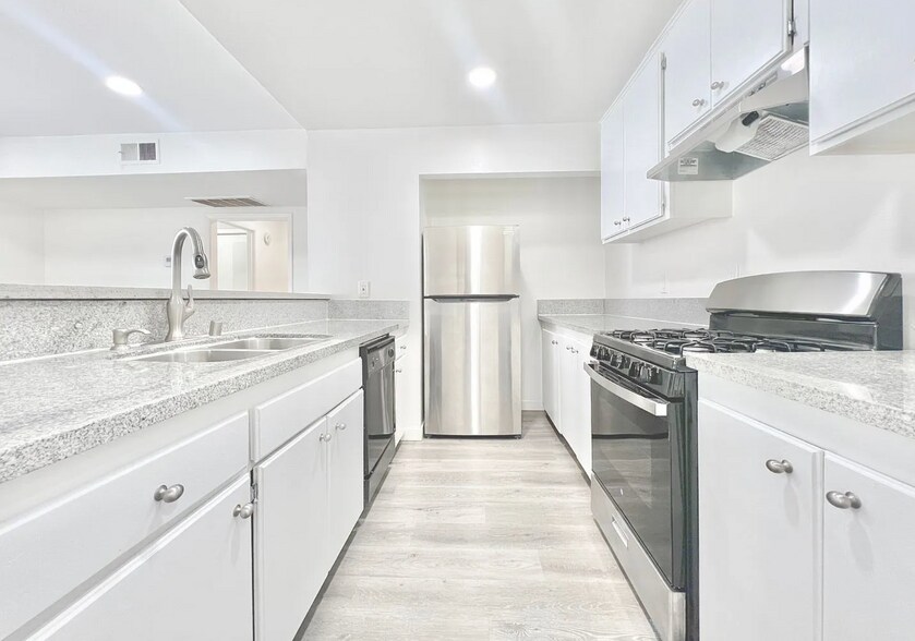 More Photos Of 7437 Haskell Ave, Van Nuys Apartments For Sale