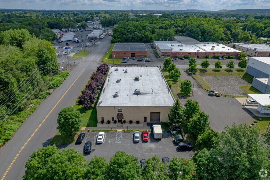 More Photos Of 51 Runway Dr, Levittown Warehouse For Lease